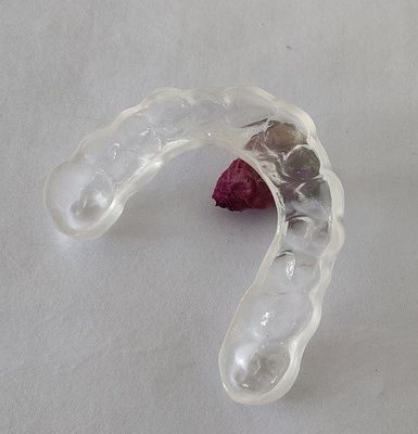 L'estetica abbassa il boccaglio dell'arco per il serraggio di denti